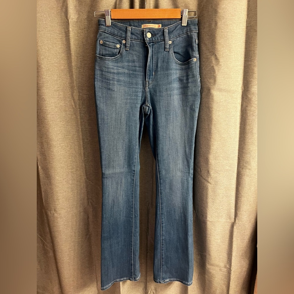 Levi’s 725 High Rise Women’s Bootcut Jeans in Medium Blue